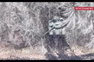 Video FPV kết liễu xe tăng T-72 ở Kharkiv