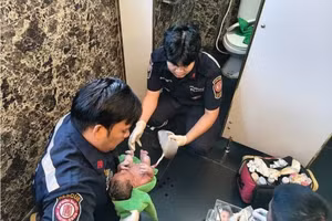 Chấn động: Phát hiện bé sơ sinh sống sót kỳ diệu trong bồn nước nhà vệ sinh