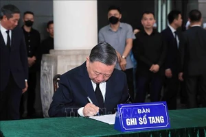 Tổng Bí thư Tô Lâm ghi sổ tang tại lễ viếng nguyên Chủ tịch nước Trần Đức Lương. (Ảnh: TTXVN)