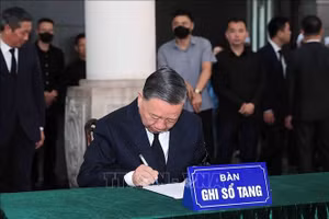 Tổng Bí thư Tô Lâm ghi sổ tang tại lễ viếng nguyên Chủ tịch nước Trần Đức Lương. (Ảnh: TTXVN)