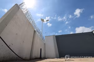 Một bức tường có hàng rào thép gai bao quanh một khu phức hợp tội phạm được cho là gần Phnom Penh, Campuchia, vào ngày 16/10. (Yonhap)