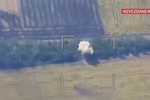 Khoảnh khắc UAV Lancet biến pháo M119 Mỹ thành đống đổ nát