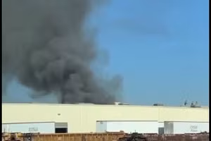 Video máy bay đâm nhà kho California khiến 20 người thương vong