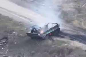 Video FPV biến xe bọc thép thành đống đổ nát bốc lửa ở DPR