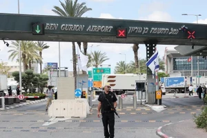 Một nhân viên an ninh đứng ở lối vào sân bay Ben Gurion, Tel Aviv, sau một cuộc tấn công bằng tên lửa trước đó được phóng từ Yemen, ngày 4/5. Ảnh: Nir Elias/Reuters.