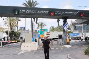 Một nhân viên an ninh đứng ở lối vào sân bay Ben Gurion, Tel Aviv, sau một cuộc tấn công bằng tên lửa trước đó được phóng từ Yemen, ngày 4/5. Ảnh: Nir Elias/Reuters.