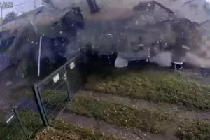 Tàu cao tốc chở 400 người lao vào xe chở lê gây cảnh tượng hỗn loạn