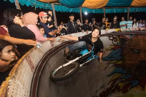 Nín thở xem bà mẹ lao xe trên bức tường tử thần để nuôi con nhỏ