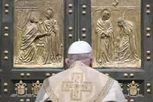 Đức Giáo Hoàng Francis tại Vương cung thánh đường Thánh Phêrô ngày 24/12 tại Vatican. Ảnh: Vatican Media / Getty Images