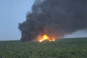 Đám cháy lan rộng sau khi máy bay rơi.