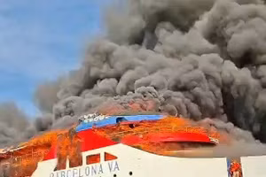 Tàu chở 280 người bốc cháy, hành khách hoảng loạn nhảy xuống biển