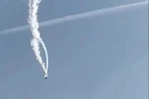 Khoảnh khắc kinh hoàng máy bay quân sự xoay vòng và nổ tung trên không