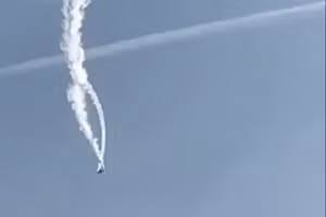 Khoảnh khắc kinh hoàng máy bay quân sự xoay vòng và nổ tung trên không