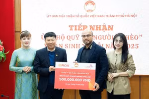Ông Lê Tiến Ngọc, Chủ tịch HĐQT ROX Signature, đại diện Tập đoàn ROX trao quà cho Quỹ Vì người nghèo TP Hà Nội.