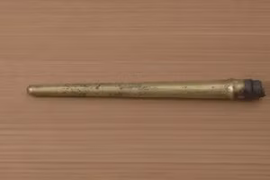 Vỏ giáo bằng đồng mạ vàng có giáo bên trong.