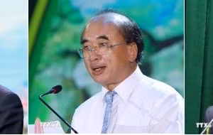 Từ trái qua phải: Các ông Dương Văn An, Lý Vinh Quang và Lê Ô Pích. (Ảnh: TTXVN) 