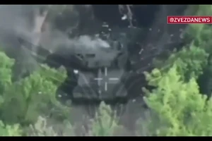 Ẩn mình trong rừng, Leopard 1A5 vẫn bị UAV truy diệt gần Yalta