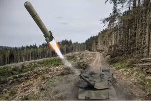 Tên lửa đầu tiên trên thế giới được bắn từ pháo chính của xe tăng được công bố tại Anh.