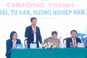 TS Nguyễn Văn Đăng, Giám đốc Trung tâm đường sắt tốc độ cao, trường Đại học Công nghệ giao thông vận tải chia sẻ tại chương trình.