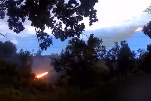 Pháo TOS-1A Solntsepyok khai hỏa, tập kích xưởng công nghiệp hàng không