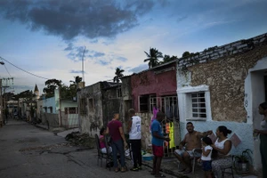 Người dân trò chuyện bên ngoài nhà trong thời gian mất điện nhiều ngày ở Havana, Cuba.