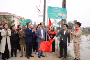 Đại diện UBND xã Bình Mỹ, lãnh đạo Elmich Việt Nam, đại diện Ban biên tập Ấn phẩm Cầu Vồng Tuổi thơ cùng cán bộ, giáo viên, học sinh và người dân địa phương tham gia bàn giao 2 tuyến đường.