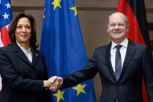 Phó Tổng thống Mỹ Kamala Harris bắt tay Thủ tướng Đức Olaf Scholz trong Hội nghị An ninh Munich (MSC) ở Munich, Đức ngày 17/2. Ảnh: REUTERS.
