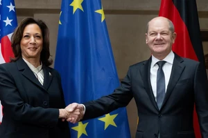 Phó Tổng thống Mỹ Kamala Harris bắt tay Thủ tướng Đức Olaf Scholz trong Hội nghị An ninh Munich (MSC) ở Munich, Đức ngày 17/2. Ảnh: REUTERS.