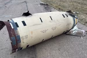 Các mảnh vỡ của tên lửa ATACMS do Mỹ sản xuất tại khu vực Kursk của Nga vào ngày 26/11/2024. © Bộ Quốc phòng Nga / Anadolu / Getty Images