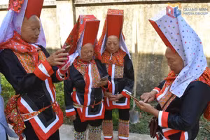 Người dân vùng DTTS đã chủ động sử dụng các tiện ích số nâng cao tri thức, phát triển kinh tế. Ảnh BQN