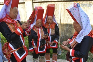 Người dân vùng DTTS đã chủ động sử dụng các tiện ích số nâng cao tri thức, phát triển kinh tế. Ảnh BQN