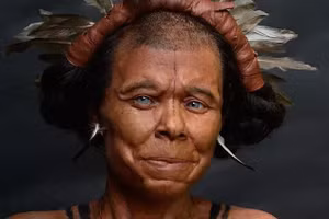 Sự tái tạo đáng kinh ngạc, chủ yếu được tạo thành từ sự kết hợp của nhựa và silicon, cho thấy một người phụ nữ trung niên có "màu da trung bình" và đôi mắt xanh xám.