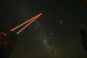 Hình ảnh các tia laser mạnh mẽ phát ra từ hệ thống laser mới trên Kính viễn vọng của ESO. (Ảnh minh họa)