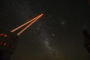 Hình ảnh các tia laser mạnh mẽ phát ra từ hệ thống laser mới trên Kính viễn vọng của ESO. (Ảnh minh họa)