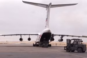 Hình ảnh nóng máy bay vận tải Il-76 hạ cánh tại căn cứ Khmeimim ở Syria