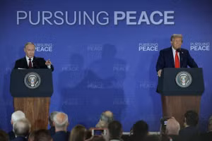 Ông Trump và ông Putin tại Căn cứ chung Elmendorf-Richardson ở Anchorage, Alaska, Hoa Kỳ trong cuộc họp báo. Ảnh: Reuters.