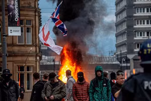 Các nhà hoạt động cực hữu tổ chức cuộc biểu tình ngày 2/8 tại Sunderland, Anh. Ảnh: Drik / Getty Images
