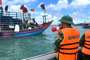 Các lực lượng chức năng đặc khu Cô Tô phát loa kêu gọi tàu thuyền vào tránh trú bão số 1.