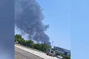 Khói bốc lên sau khi máy bay rơi xuống.