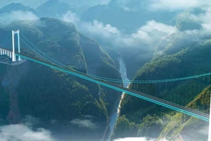 Cầu kính cao nhất thế giới vừa mở cửa khiến du khách rùng mình