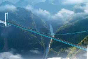 Cầu kính cao nhất thế giới vừa mở cửa khiến du khách rùng mình