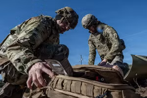 Các binh sĩ Lục quân Hoa Kỳ tham gia bài tập Chăm sóc thương vong chiến đấu chiến thuật.