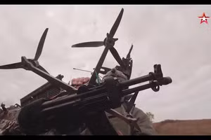 Drone biết bắn súng AK gây chú ý