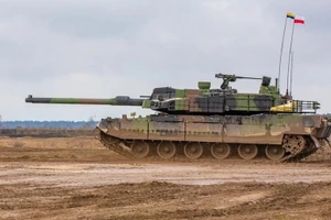 Xe tăng K2 của Ba Lan đang diễn tập trên trường bắn