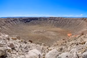 Để xác nhận tác động của tiểu hành tinh, các nhà nghiên cứu đã phân tích thạch anh để tìm các đặc điểm biến dạng phẳng. (Hình ảnh minh họa)