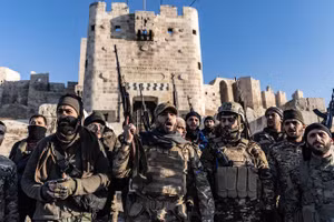 Binh sĩ Syria đứng trước Lâu đài cổ Aleppo sau khi giành quyền kiểm soát hầu hết các khu vực của thành phố lớn thứ 2 Syria ngày 30/11. Ảnh: Anas Alkharboutli / Getty Images