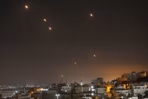 Tên lửa được bắn từ Iran bay về phía lãnh thổ Israel ngày 1/10. Ảnh: Getty Images / Wisam Hashlamoun