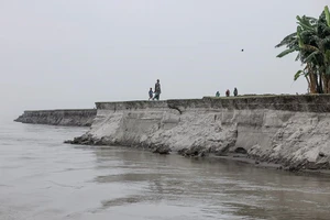 Cảnh hàng trăm gia đình Bangladesh bất lực vì liên tục bị mất nhà