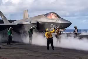 Máy bay J-35 được phóng từ tàu sân bay Phúc Kiến của Trung Quốc bằng Hệ thống phóng máy bay điện từ.