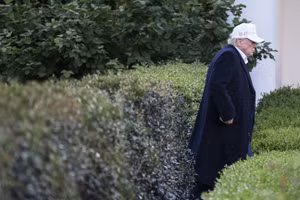 Tổng thống Mỹ Donald Trump đi bộ đến Phòng Bầu dục sau khi hạ cánh trên trực thăng Marine One tại Bãi cỏ phía Nam của Nhà Trắng ngày 27/4 tại Washington, DC. Ảnh: Pete Marovich/Getty Images